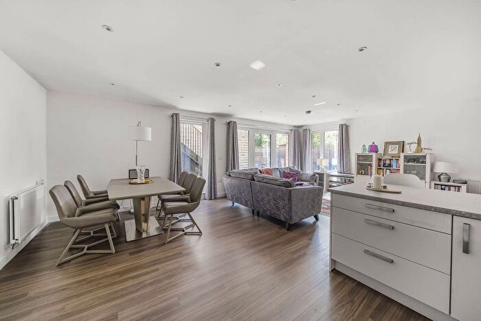 3 Bedroom Detached House To Rent In Farnsworth Drive, Edgware, HA8