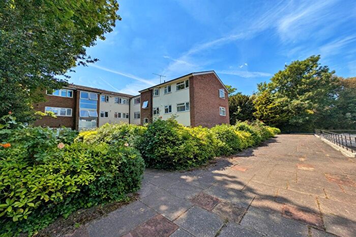 2 Bedroom Flat For Sale In East Cliff, BH1