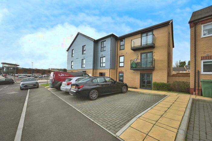 2 Bedroom Flat For Sale In Lywood Drive, Sittingbourne, ME10