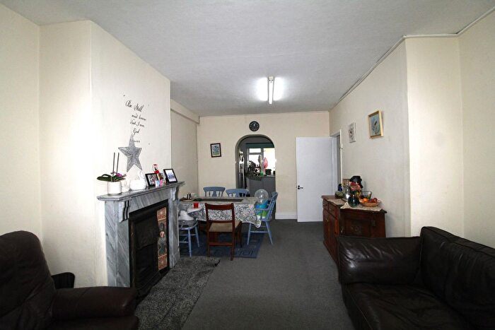 4 Bedroom Semi-Detached House To Rent In Tudor Road, Hayes, UB3