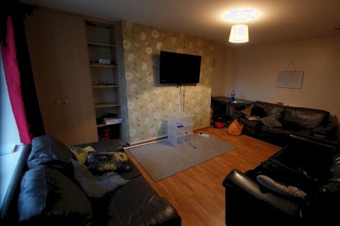 6 Bedroom Flat To Rent In Holly Bank, Headingley, Leeds, LS6