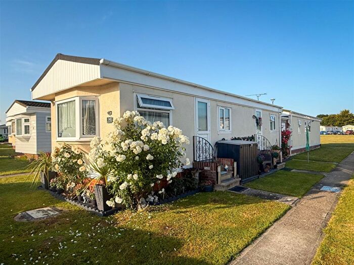 2 Bedroom Mobile/park Home For Sale In Meadowview Park, St. Osyth Road, Little Clacton, CO16