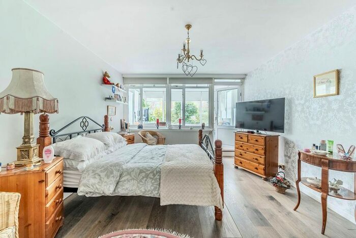 1 Bedroom Studio To Rent In Churchill Gardens, Pimlico, London, SW1V