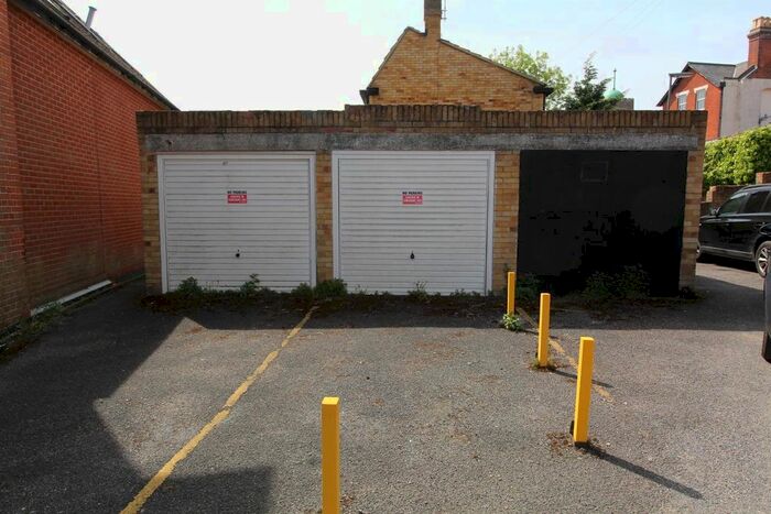 Terraced House To Rent In Victoria Street, Englefield Green, Egham, TW20