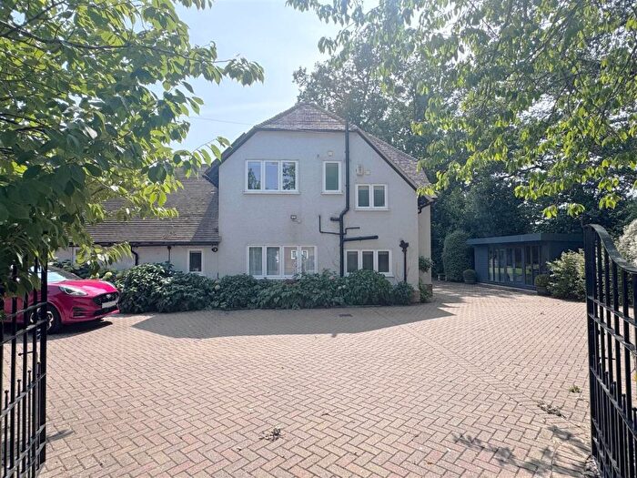 5 Bedroom Detached House For Sale In Battery End, Newbury, RG14