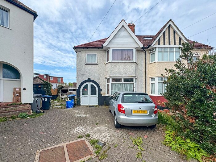 5 Bedroom Semi-Detached House To Rent In Hillside, London, NW9