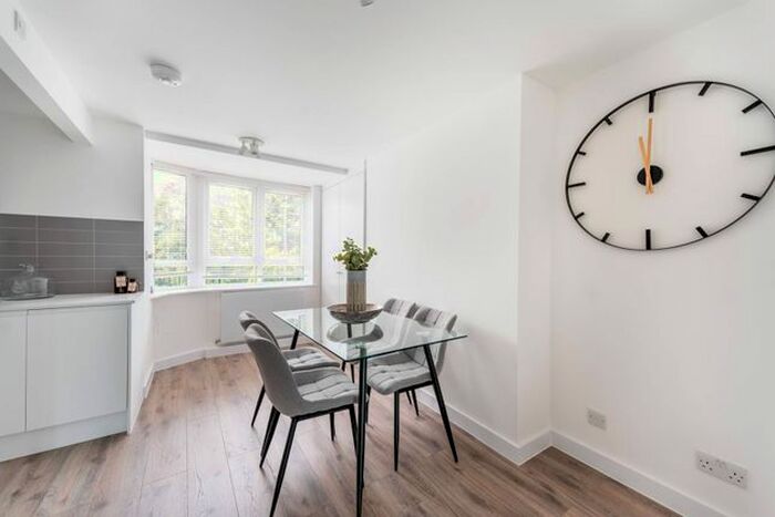 2 Bedroom Flat To Rent In Kew Bridge Court, Chiswick, London, W4