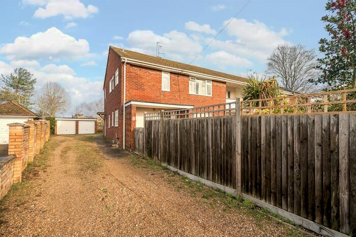 2 Bedroom Flat To Rent In Lassell Court, Maidenhead, SL6