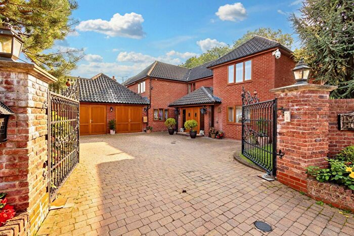 5 Bedroom Detached House For Sale In Seagrave Court, Walton, MK7