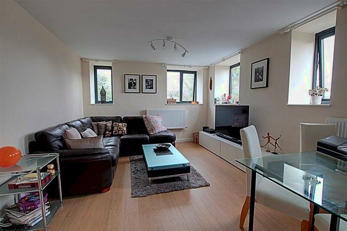 2 Bedroom Flat To Rent In Lower Bristol Road, Bath, BA2