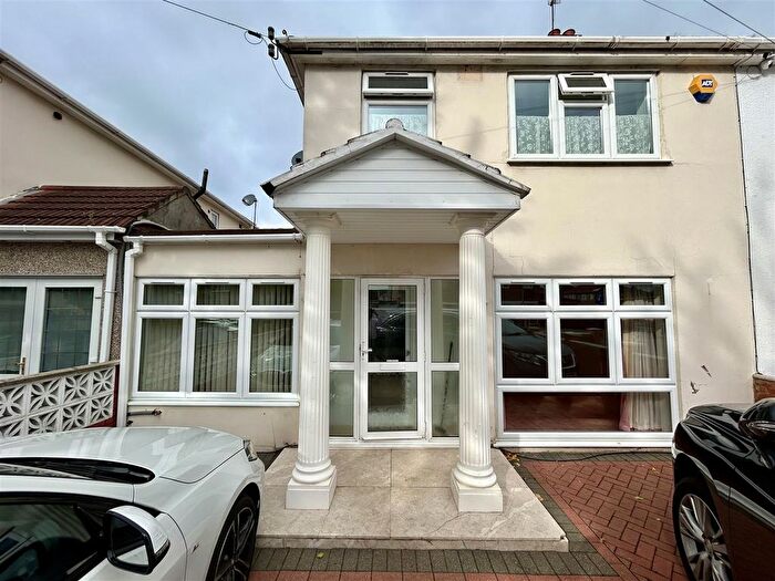 4 Bedroom Property To Rent In Shakespeare Avenue, Hayes, UB4