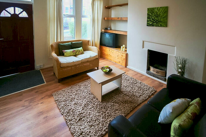 2 Bedroom House To Rent In Beechwood Terrace, Leeds, LS4