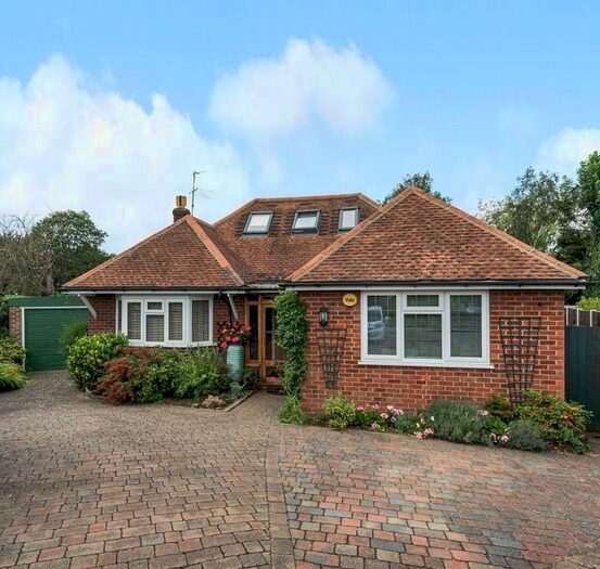 4 Bedroom Bungalow To Rent In Cheyham Gardens, Cheam, SM2