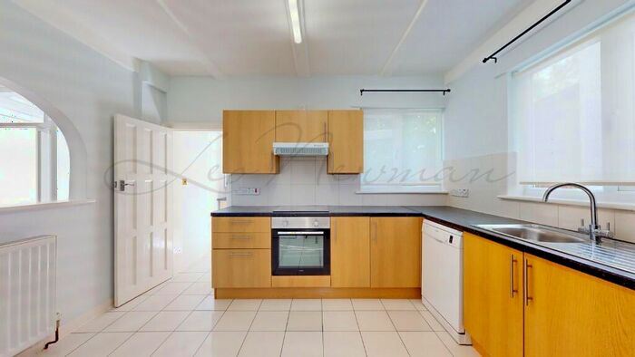 4 Bedroom Detached House To Rent In Finchley Road, London, NW11