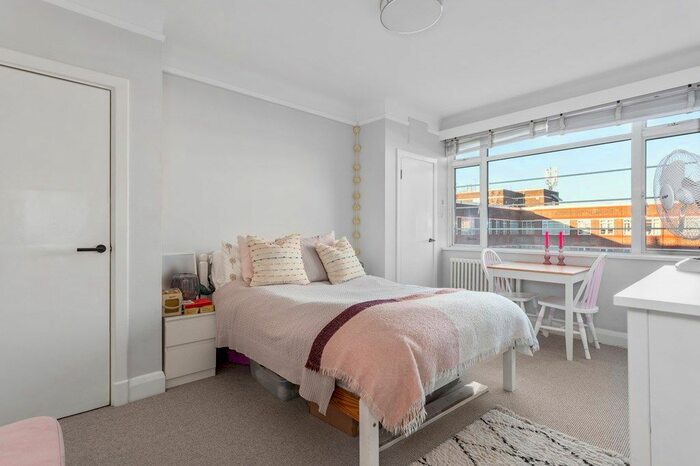 Studio To Rent In Balham High Road, London SW17