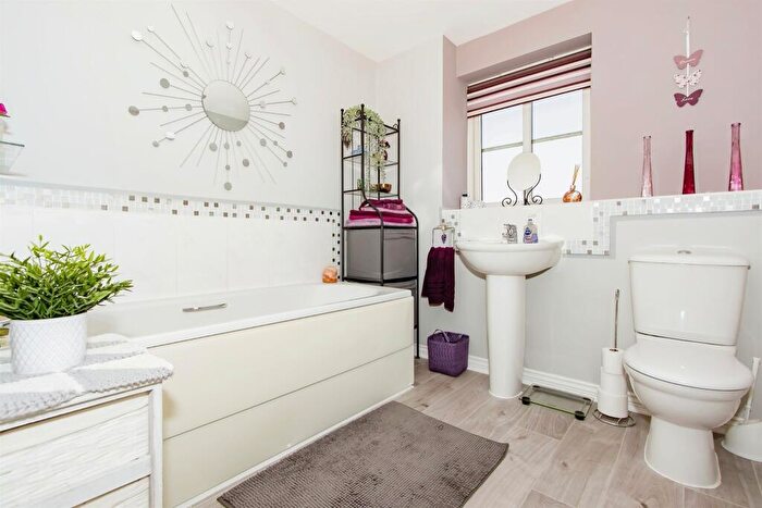 3 Bedroom Town House For Sale In Greenacre Way, Shaftesbury, SP7