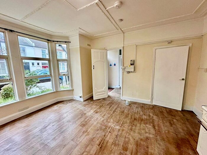 Studio To Rent In Cotswold Road, Westcliff-On-Sea, SS0