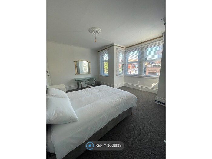 3 Bedroom Maisonette To Rent In Green Lanes, London, N8
