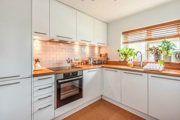 2 Bedroom Flat To Rent In Chiltern Court, Windsor, SL4