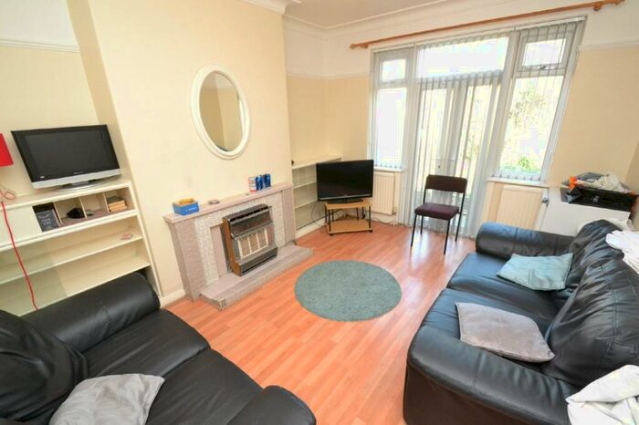 5 Bedroom Semi-Detached House To Rent In St Chads View, Headingley, Leeds, LS6