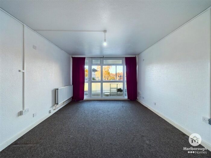 2 Bedroom Flat To Rent In Navestock Crescent, Woodford Green, Essex, IG8