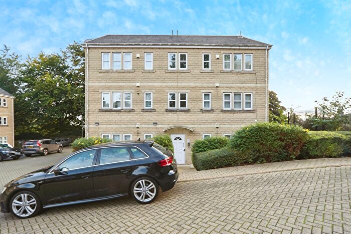 3 Bedroom Flat For Sale In Holland Park, Bradford, BD9