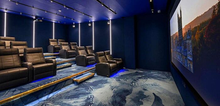 3 Bedroom Flat For Sale In King's Road Park, Fulham, London, SW6