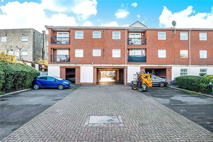 2 Bedroom Flat For Sale In Croydon Road, Beckenham, Kent, BR3