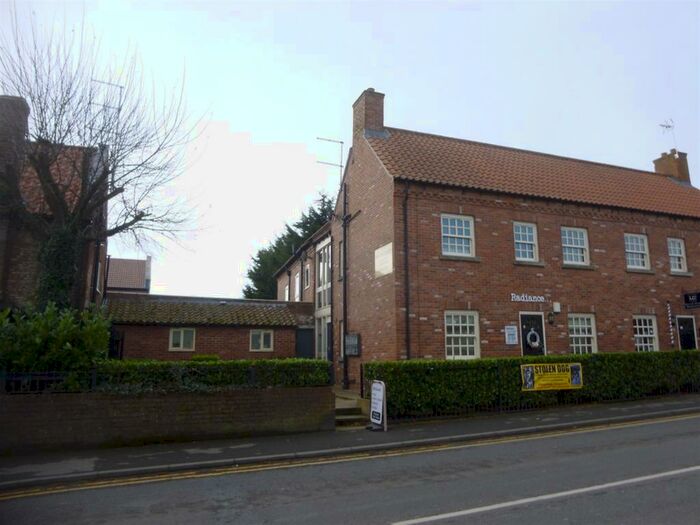 2 Bedroom Flat To Rent In Granary Court, Market Place, Bawtry, DN10