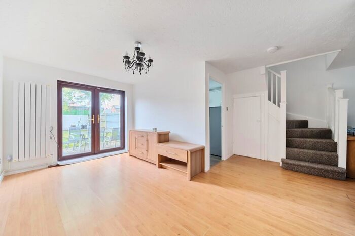 3 Bedroom Semi-Detached House To Rent In Groveherst Road Dartford, DA1