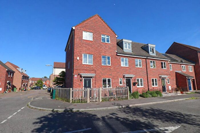 3 Bedroom End Of Terrace House For Sale In Fawn Drive, Aldershot, GU12