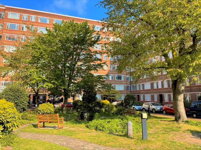 Studio To Rent In Balham High Road, London, SW17