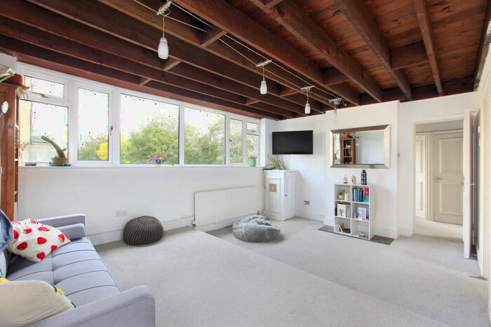 2 Bedroom Flat To Rent In Cologne Road, Battersea, London, SW11