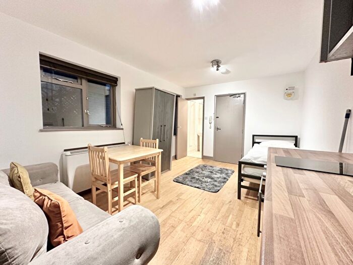 Studio To Rent In Kilburn High Road, NW6