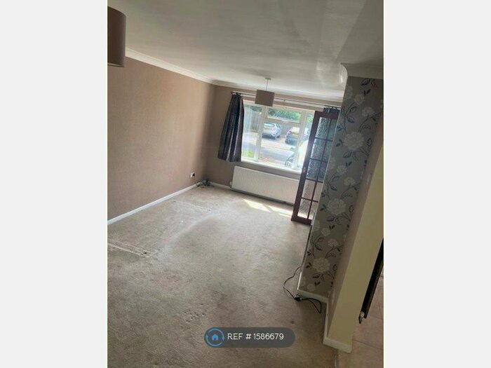 3 Bedroom Semi-Detached House To Rent In Broomfields Close, Solihull, B91