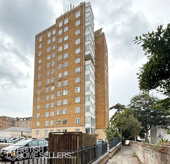 2 Bedroom Flat For Sale In West Cliff Road, Bournemouth, Dorset, BH2
