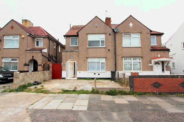 Studio To Rent In Wellington Avenue, Hounslow, TW3