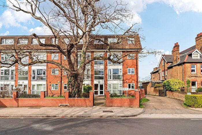 2 Bedroom Flat For Sale In Hamilton Road, London, W5