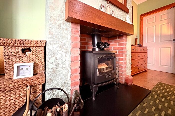 3 Bedroom Semi Detached House For Sale In Hawthorn Avenue, Wigan, WN5