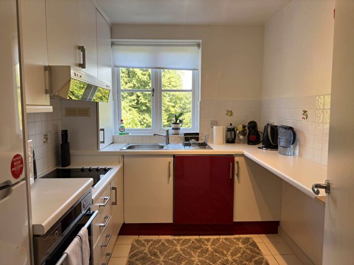 2 Bedroom Flat To Rent In Brompton Park Crsecent, Fulham, SW6