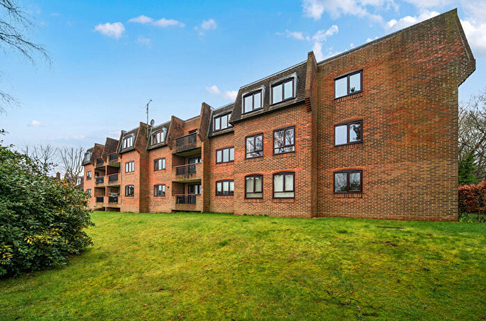 2 Bedroom Flat For Sale In Romley Court, Farnham, Surrey, GU9
