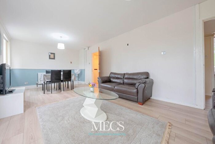 2 Bedroom Flat For Sale In Lloyd Square, Niall Close, Birmingham, West Midlands, B15