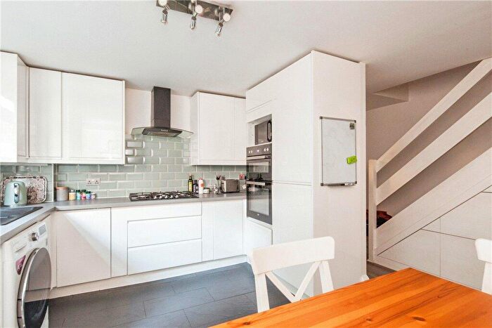2 Bedroom Flat For Sale In Fawcett Close, London, SW11