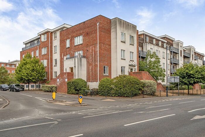 2 Bedroom Flat For Sale In Kingsquarter, Maidenhead, SL6