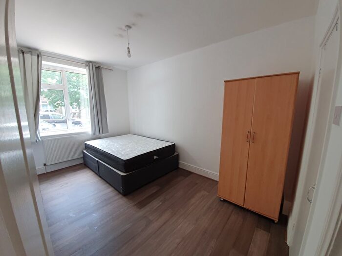 2 Bedroom Flat To Rent In Queens Row, London, SE17