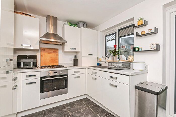 3 Bedroom Semi-detached House For Sale In Rhubarb Hill, Wakefield, WF2