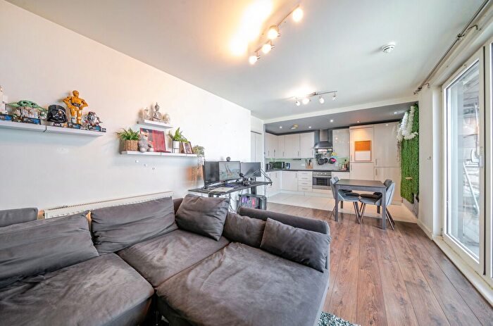 2 Bedroom Flat For Sale In Station Approach, Hayes, UB3