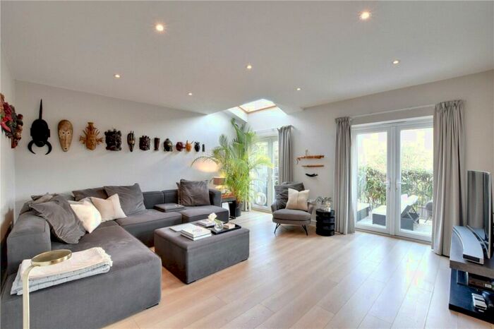 3 Bedroom Semi-Detached House To Rent In Spekehill, London, SE9