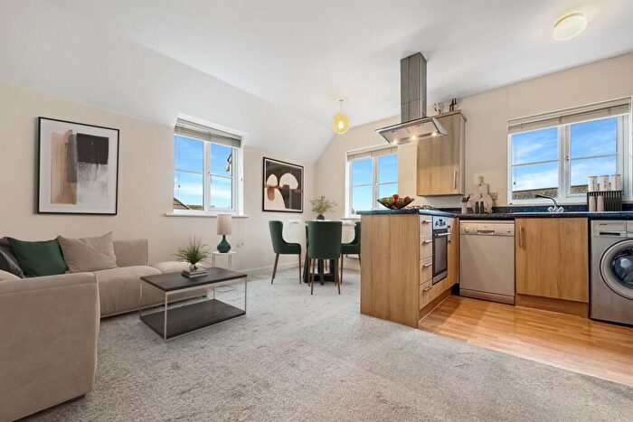 2 Bedroom Flat For Sale In Bedroom Second Floor Flat In Chichester, PO19