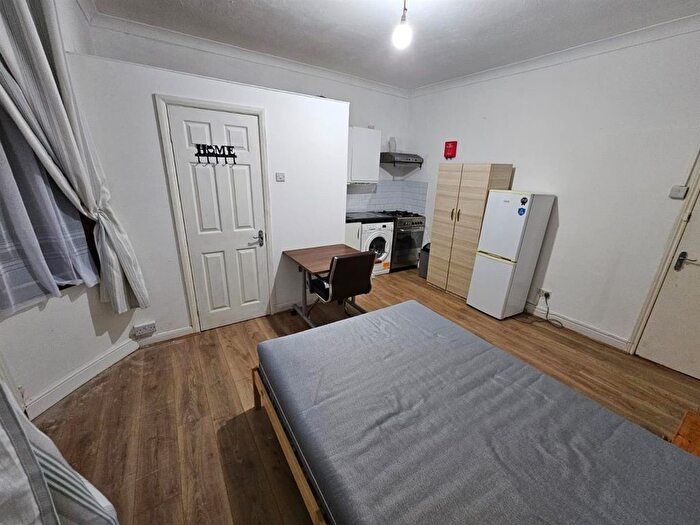 Studio To Rent In (Bills Included) Earlham Grove, Forest Gate, E7